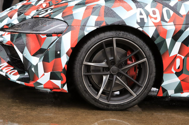 タイヤサイズは、前が255/35ZR19、後ろが275/35ZR19。銘柄は「ミシュラン・パイロットスーパースポーツ」で、BMWのOE装着タイヤであることを示す「★」マークが付いていた。