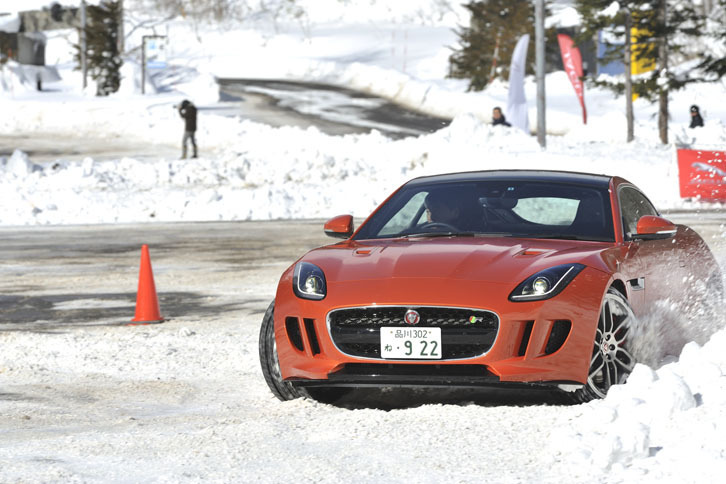 ハンドリングテスト用の特設コースを行く「ジャガーFタイプ R AWD クーペ」。