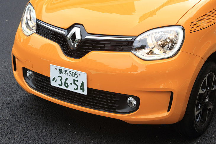 マイナーチェンジで手が加えられたフロントマスク。バンパーのデザインが変更されたほか、ヘッドランプにはCシェイプのデイタイムランプ兼ウインカーが内蔵された。