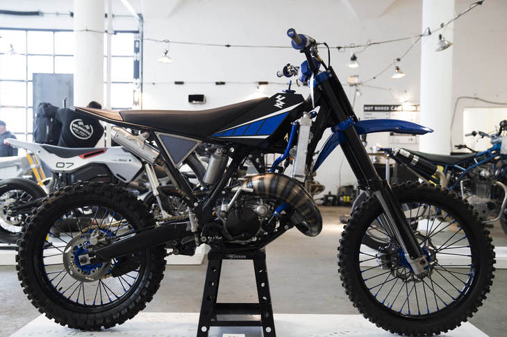 外装類のほとんどを樹脂パーツで構成する最新のモトクロッサーを、ハンドメイドのアルミタンクやサイドカバーなどでカスタム。むき出しのラジエーターが荒々しい。ベースは「ヤマハYZ125」。