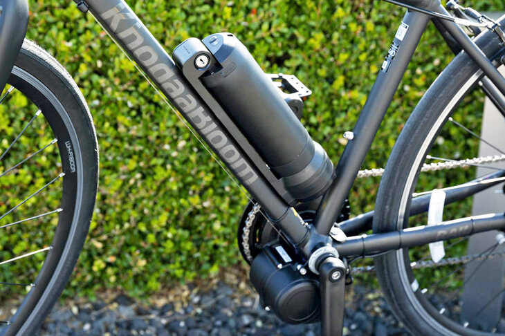 後付けのハードウエアはリチウムイオンバッテリーとアシスト用モーターのみ。個々の取り付け車両に応じて法規に合ったアシスト出力を発生する制御技術の実現により、さまざまなタイプの自転車に取り付けられる汎用性を実現している。（写真：本田技研工業）