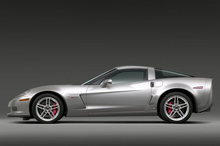 webCGほったが、モダンなアメリカンスポーツのなかで最も美しいと思っている2006年「シボレー・コルベットZ06」のサイドビュー。