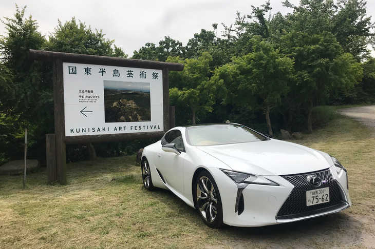「レクサスLC500h」で国東をドライブ。時にどう猛に、時にエレガントに、あらゆる道に応じて表情を変えるその走りは、運転をより楽しいものにしてくれる。