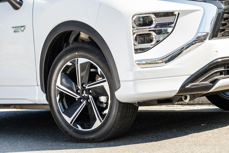 PHEVのタイヤサイズは3グレード共通で225/55R18。専用デザインのアルミホイールが装備される。