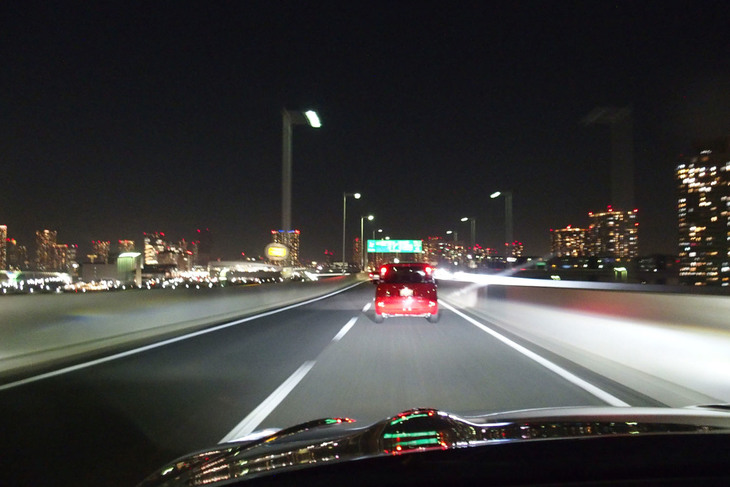 首都高に乗り入れ、試しに合流でアクセル全開をかましてみたが、あまり速さを感じない。デカくて重い「NISMO」専用タービンのせいか？