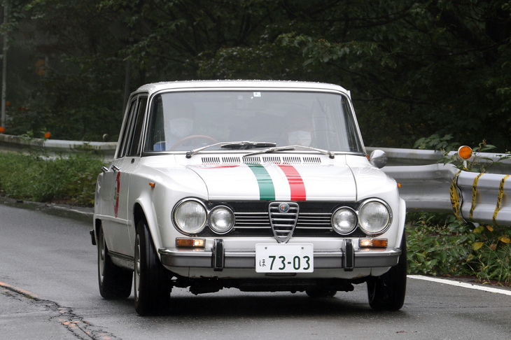 ボンネットに入れたトリコローレがいい感じの1965年「アルファ・ロメオ・ジュリアスーパー」。