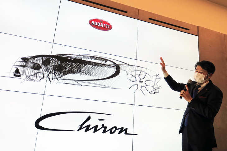 「ブガッティ東京」の概要を説明する、ムーヴの笠井裕太取締役。同社はスカイグループ内において、ブガッティのディーラー事業を手がけている。