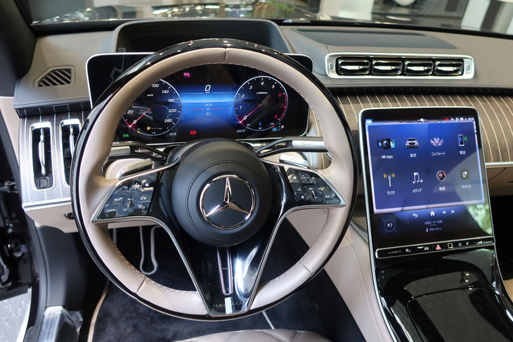 メルセデス・マイバッハS680エディションノーザンライツ（運転席周辺）