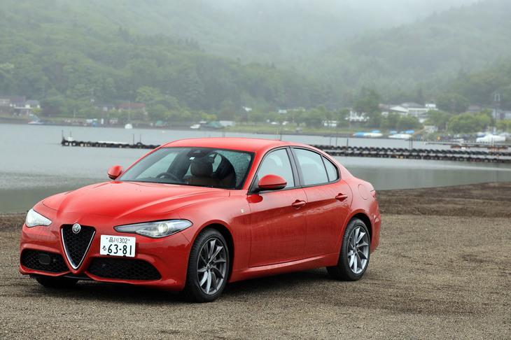 外観では、新デザインのアルミホイールやボディー同色のドアミラーカバーなどが「Ti」の特徴だ。