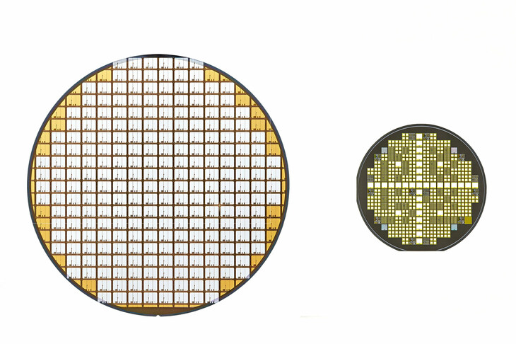 標準的なシリコンを用いた半導体（左）と、SiC（シリコンカーバイド）半導体（右）。SiC半導体はスイッチング損失が少なく、パワーコントロールユニットの高効率化が期待できるという。（写真：Newspress）