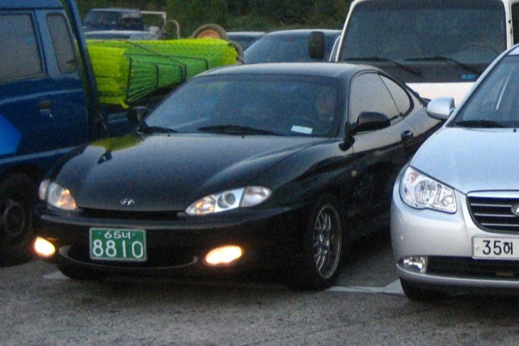 ヒュンダイの2ドアクーペ「ティブロン」。写真は1996年に発表された初代モデルだ。2代目は「ヒュンダイ・クーペ」の名前で日本にも輸入されたが、その後絶版となった。儒教思想が根強かった韓国では、2ドアモデルは「親不孝車」と呼ばれてるようで、あまりメジャーな存在ではない。