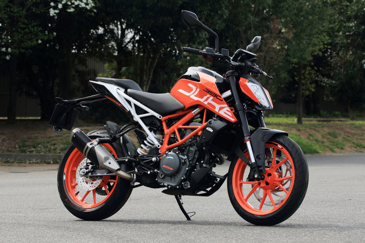 373.2ccの単気筒エンジンを搭載したネイキッドモデルの「390デューク」。KTMの特徴ともいえる白とオレンジのトレリスフレームが目を引く。