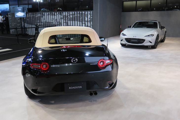 「マツダ・ロードスターSレザーパッケージVセレクション」（左手前）と「ロードスターRF RS」（右奥）。