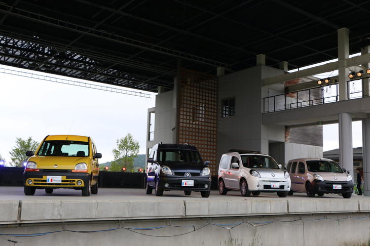 10周年記念イベント「歴代カングー登場」より。初代から現行型まで8台の「カングー」が顔をそろえた。左から初代の「フェイズ1」、初代の「フェイズ2」、現行型の「ビポップ」、現行型の「クルール」と並ぶ。現行型は「フェイズ1」のみだ。