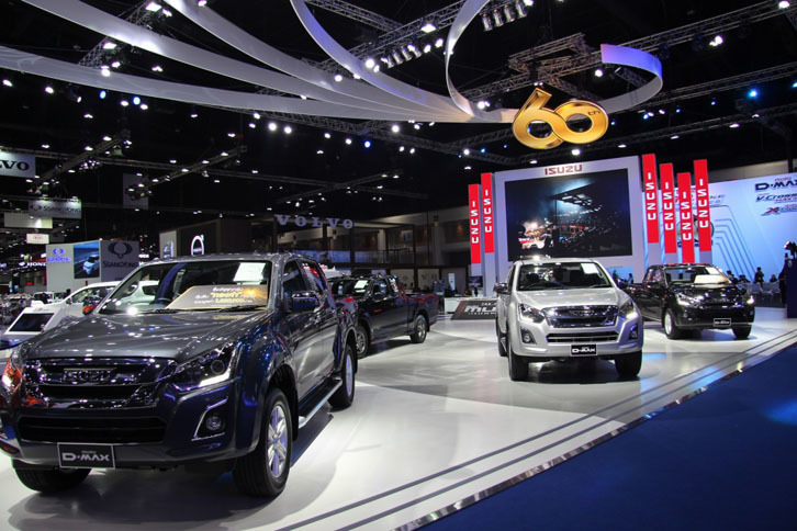 日本ではキャブオーバートラックやバスしか展開していないいすゞですが、タイではピックアップトラック＆SUVのメーカーとして大きなシェアを持っています。ちなみにタイでピックアップトラックのニーズが大きいのは、税金が乗用車に比べて格段に安いから。日本でいう軽自動車感覚ですね。サイズはずいぶん違いますけれど。