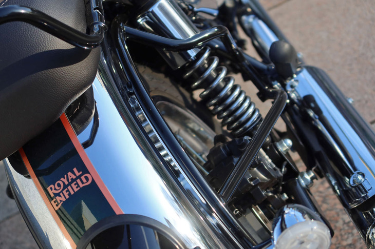 リアフェンダーに沿ってレイアウトされたバーは、荷掛けをはじめさまざまな用途で使えそう。日本車にはあまりない、気の利いたアイテムだ。