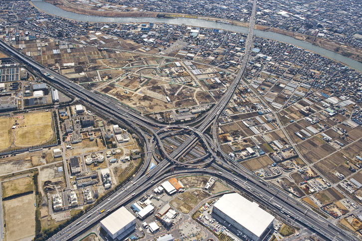先日、年末年始の渋滞予測が発表された。例えば東名高速道路では、2017年12月30日の下り線、神奈川県の伊勢原バス停付近が5時から16時の間で最大30km、2018年1月2日の上り線、神奈川県の大和トンネル付近が9時から翌1時の間で最大35kmなどの渋滞が予測されている。