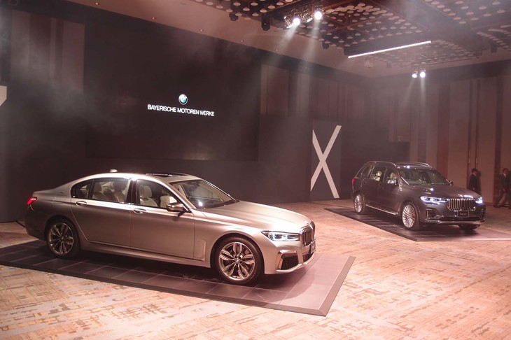 今回の発表会場は、東京・六本木にあるグランドハイアット東京。グランドボールルームに「BMW 760Li xDrive V12エクセレンス」（写真手前）と「BMW X7 xDrive35dデザイン・ピュア・エクセレンス」（同奥）が並べられた。