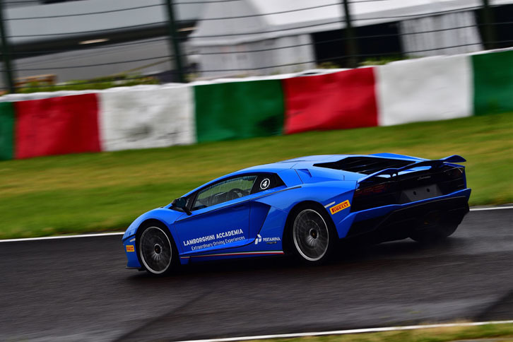 リアウイングは、ドライブセレクトモードや速度に応じて3段階の位置で固定される。