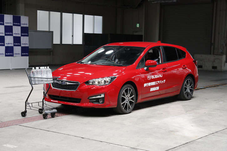 人間以外との衝突ではエアバッグが開かないことをアピールする実験も行われた。