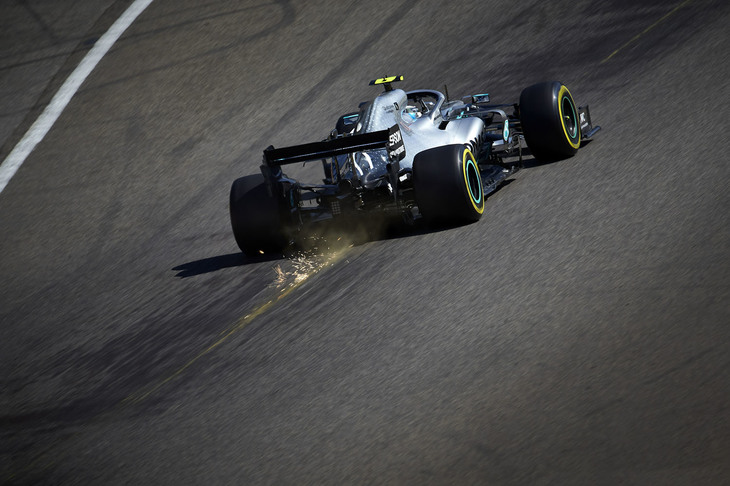 この週末に30歳の誕生日を迎えたボッタス（写真）は、2020年のメルセデス残留が決定。これで今季残り9レースにも集中できるようになった。予選ではルクレールのポールタイムから0.896秒も離されて4位。レースでも優勝争いに絡むことはなく、ハミルトンの後ろの3位でゴール。ポイントを着実に稼ぎ、時としてエースドライバーの援護もできるという意味では、確かにボッタスほど条件の合ったドライバーはいないかもしれないが、本人が掲げる「ワールドチャンピオンになる」という夢をかなえるには、しかし、まだまだ改善の余地が残されている。（Photo=Mercedes）