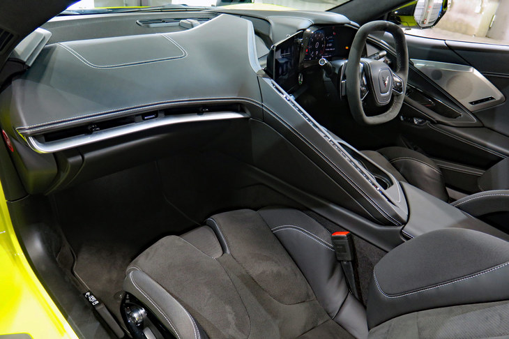 日本仕様の発表会より、助手席側から見たインテリアの図。エンターテインメント系のサムシングが皆無なうえ、センターコンソールの峰が槍ヶ岳よろしく運転席と助手席を分断している。車内でキャッキャウフフしたい人は、他のクルマを選んだほうが無難でしょう。