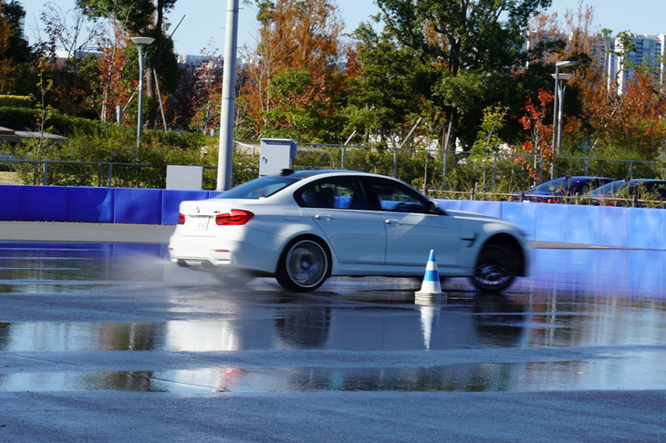 ESCをカットした「M3」をパイロンの横に止めてアクセルを思い切り踏むと、リアタイヤが滑ってクルリと回る。