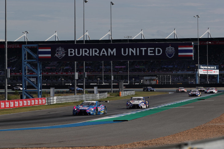 タイのチャーン・インターナショナル・サーキットで行われた、2019年のSUPER GT第4戦の様子。タイでの開催は2019年で一旦終了となるが、GTアソシエイションと同サーキットは、2020年以降も開催を継続する方向で話し合いを続けているという。2020年にはマーレシアのセパンでもSUPER GTが開催されることが決定しており、もしタイでの開催が続くこととなれば、2020年のSUPER GTは日本、タイ、マレーシアの3カ国で行われることになる。