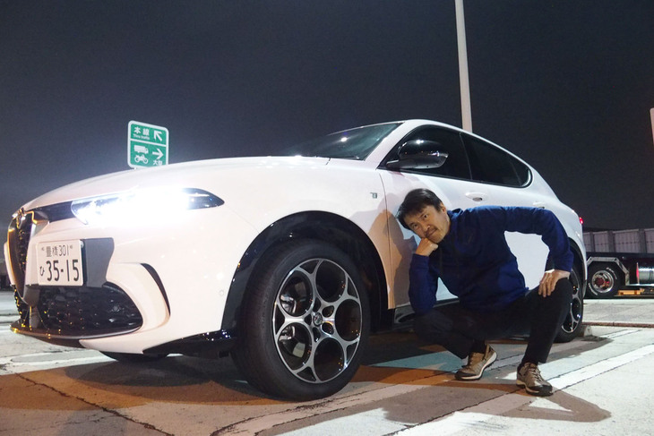 足まわりのフィーリングは想像よりも良かった。ものすごく素直に曲がり、姿勢も安定している。ただ、この乗り味は何かに似ていて、かつて味わったことがあるような気がする。首都高で「トナーレ」のステアリングを握りながら、脳内メモリーに検索をかけてみた。