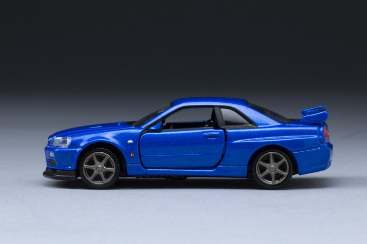 R34型「GT-R」では、空力性能についても考慮されており、分割式の調整機構付きリアスポイラーなどに加え、オプションでカーボン製のアンダーパネルも用意されていた。（写真＝郡大二郎）