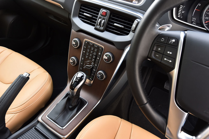 「V40」のディーゼルモデルには、8段のオートマチックトランスミッションが採用されている。シフトレバー周辺のウッドパネルは、オプションのアルミ製パネルにも変更可能。