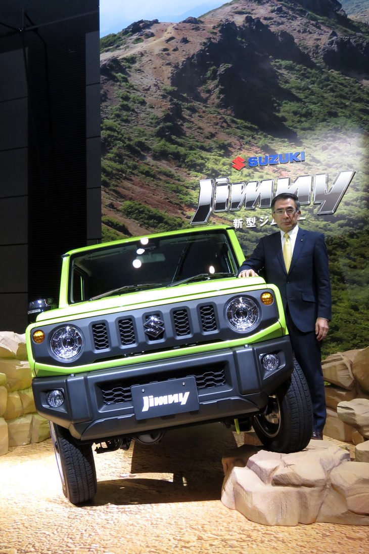 新型「ジムニー」と鈴木俊宏社長。