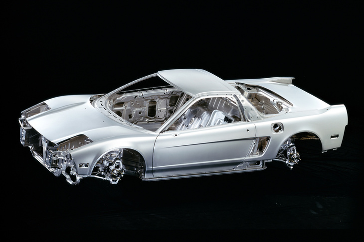 ボディーには量産車では世界初となる総アルミモノコックを採用。神戸製鋼所をはじめとする材料メーカーの協力もあり、軽量・高剛性なボディーが実現した。