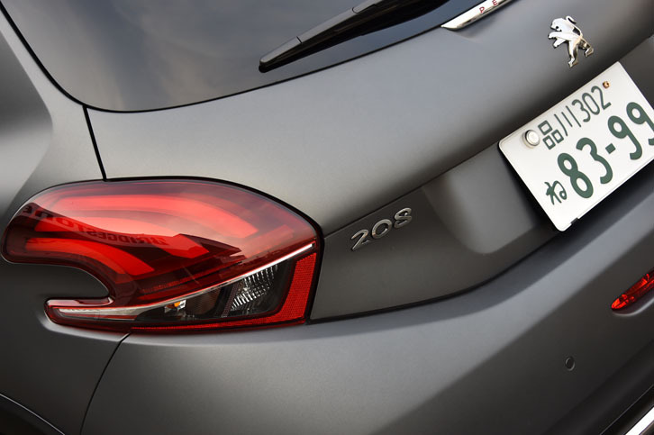 リアランプは、「ライオンの爪あと」をモチーフにデザインされている。マットブラックのボディーカラーも、特徴のひとつ。