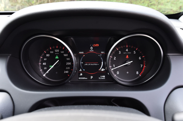 メーターパネルは、アナログ式の2眼タイプ。中央の液晶画面には、燃費をはじめとする車両情報が表示される。