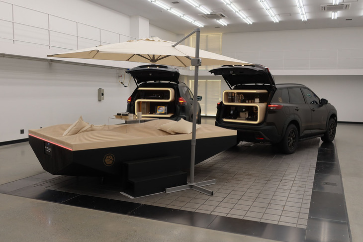 日産エクストレイル アンワインドコンセプト（写真右）とエクストレイル リマスタードコンセプト（同左）。手前はエクストレイル アンワインドコンセプトがけん引するトレーラー型テラス。