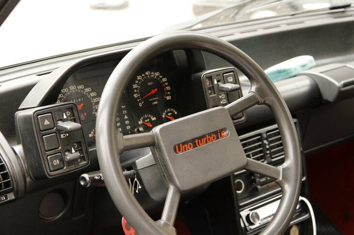 同イベント参加車の1台。初期型「ターボi.e.」のダッシュボード。