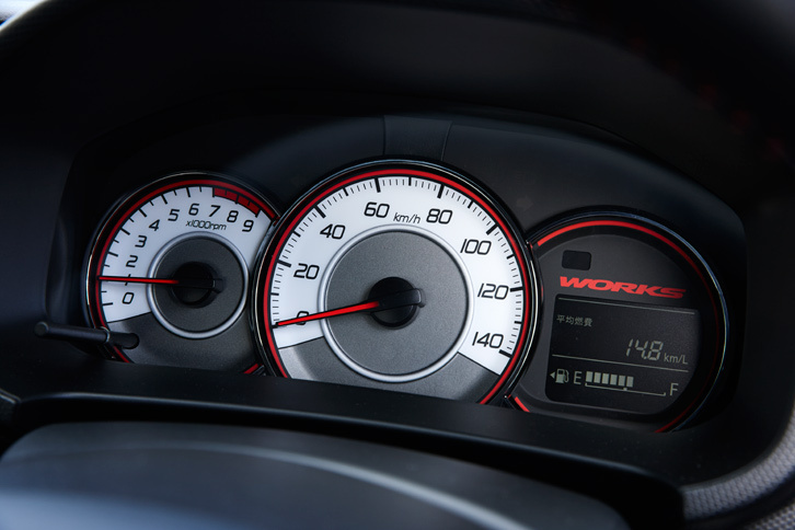 中央に速度計を、左端にエンジン回転計を配した3眼式のメーター。「WORKS」のロゴを除くと、赤いアクセントカラーやメッキリングなど、その意匠は基本的に「ターボRS」と同じである。