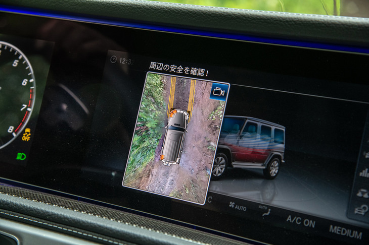 新たに採用された360°カメラシステムには、タイヤの向きや自車の進行方向、障害物までの距離を表示する機能も備わっており、オフロード走行でも重宝した。