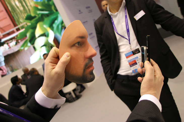 ……「顔認証システムを突破する試みを阻止するデバイス」の紹介だった。IDEMIA社のブースにて。