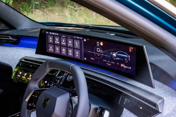 表面がドライバーに向けてゆるやかにカーブする21インチのパノラミックスクリーンがコックピットでひときわ存在感を放つ。インフォテインメントシステムには各種操作を音声でおこなえるボイスコントロール機能に加え、ChatGPTも搭載される。