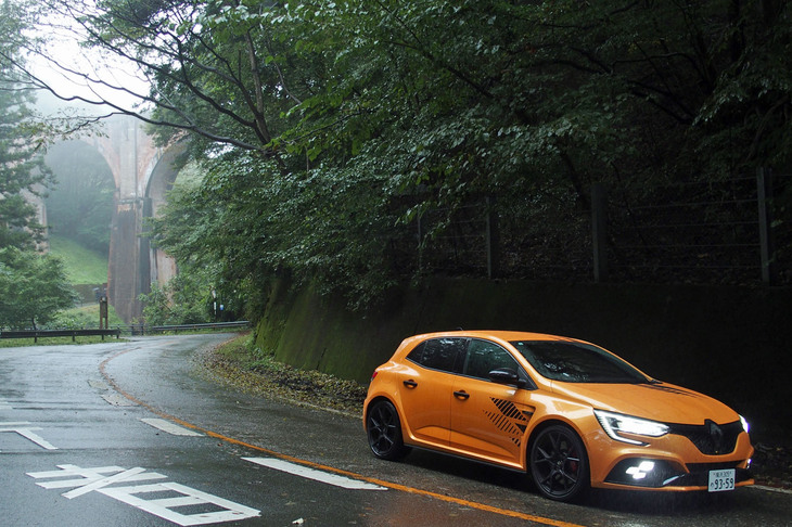 標高956ｍの碓氷峠にある「めがね橋」こと碓氷第三橋梁に続くルートを行く「ルノー・メガーヌR.S.ウルティム」。今回は東京から長野・軽井沢へとwebCG大和の運転で、日帰りのロングドライブに出かけた。レジャーではなく、実は仕事である。