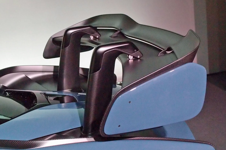 リアウイングの支柱（パイロン）は、白鳥の首を思わせる“スワンネック”型。細身の形状とすることでエアフローの向上が図られている。