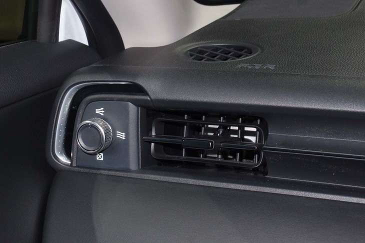 ホンダ・ヴェゼルe：HEV Z（新開発のエアコン吹き出し口）