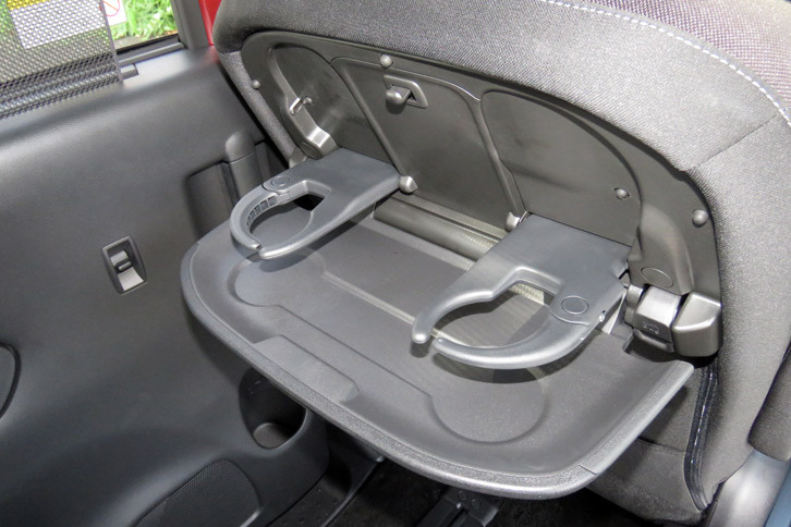 日産セレナ ハイウェイスターG（2列目用シートバックテーブル）