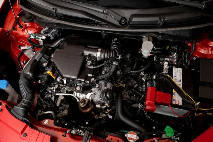 1.2リッターのガソリンエンジンは、従来型が4気筒だったのに対し、新型では3気筒に。スペックは控えめだが、実際には数字以上に元気に走ってくれる。