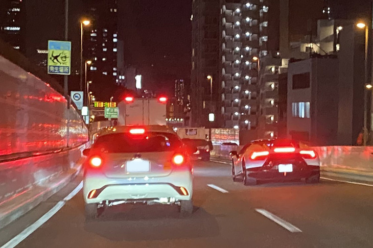 首都高でわが「スイフト」とバトルを繰り広げていた「アクア」。その2台をまとめてぶち抜いていったのは「ランボルギーニ・ウラカン ペルフォルマンテ」だった。