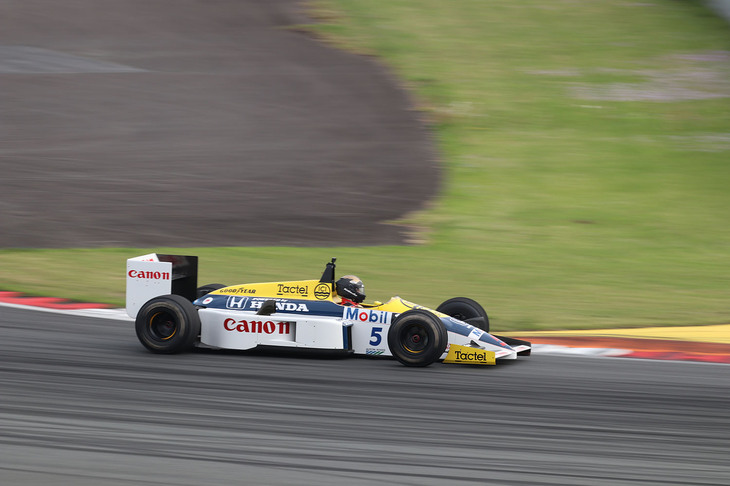 ホンダ初のタイトル獲得車である「ウィリアムズ・ホンダFW11」のデモランも披露された。初のコンストラクターズチャンピオン獲得40周年となる記念走行でステアリングを握ったのは、二輪と四輪の両方のレースで活躍した元レーシングドライバーの宮城 光さん。