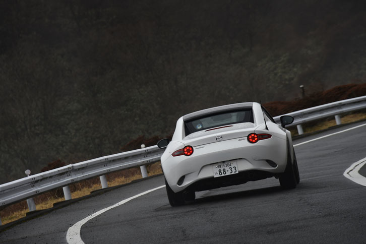 よりしなやかな足まわりを備えた「VS」は、操舵レスポンスこそ「RS」に劣る。しかし旋回時のバランスには好印象を持った。