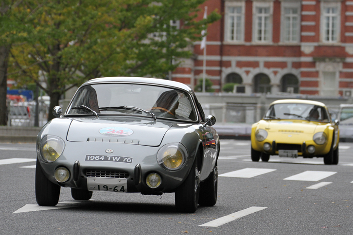 世界初の市販ミドシップスポーツカーである1964年「ルネ・ボネ・ジェット」に、ルネ・ボネを買収したマトラが改良を加えて継続生産した1965年「マトラ・ジェット」が続く。超希少な2ショットだ。